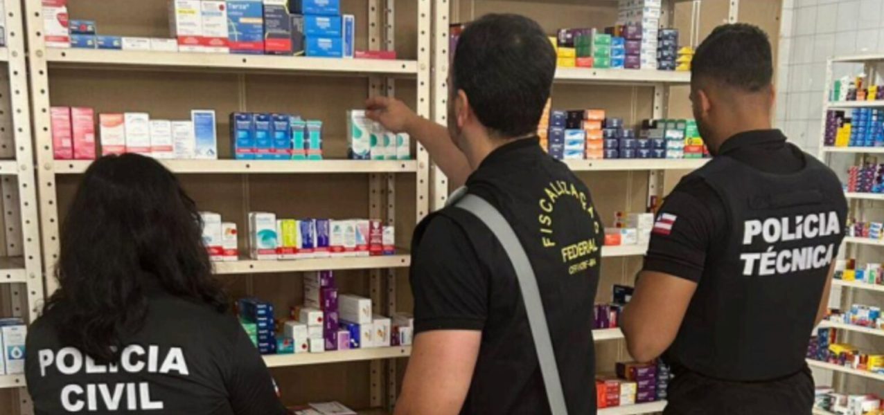 181079fiscalizacao-interdita-farmacia-e-apreende-mais-de-470-medicamentos-em-camacari-3-1536x722-1