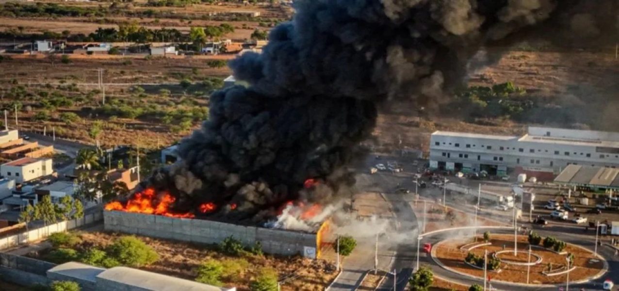 189220incendio-de-grandes-proporcoes-destroi-galpao-na-bahia-3-1000×470-1 189220incendio-de-grandes-proporcoes-destroi-galpao-na-bahia-3-1000x470-1