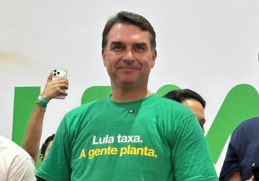 Flavio-Bolsonaro-blusa