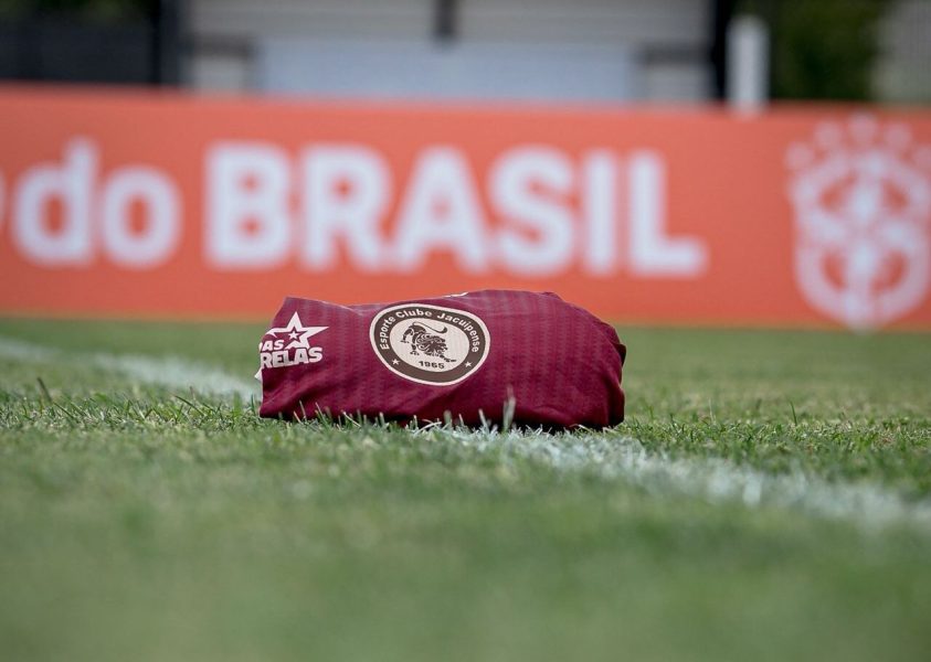 Jacuipense-escudo-Ueslei-Costa-Divulgacao-EC-Jacuipense-e1773400970175-1