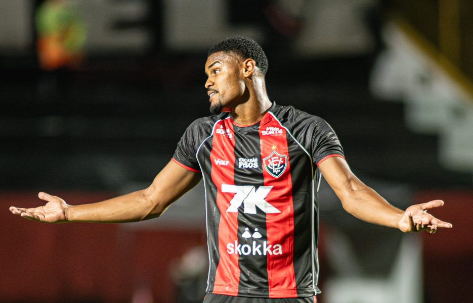 Nathan-Mendes-Victor-Ferreira-EC-Vitoria-scaled-e1776713341765