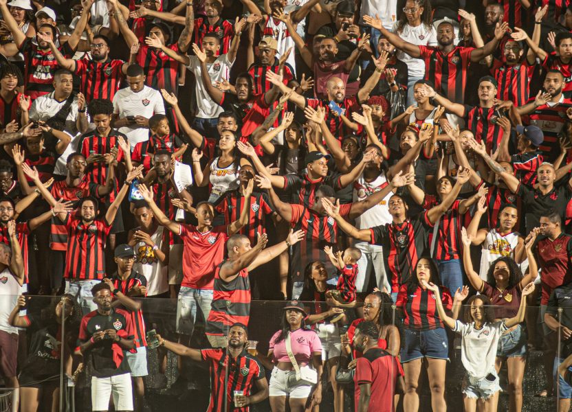 Vitoria-torcida-Barradao-Victor-Ferreira-EC-Vitoria-scaled-e1774359510333