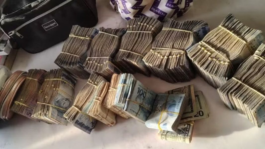 auditor-da-receita-preso-juntamente-com-empresarios-de-salvador-por-fraude-em-importacoes-tinha-salario-de-r-30-mil_widelg