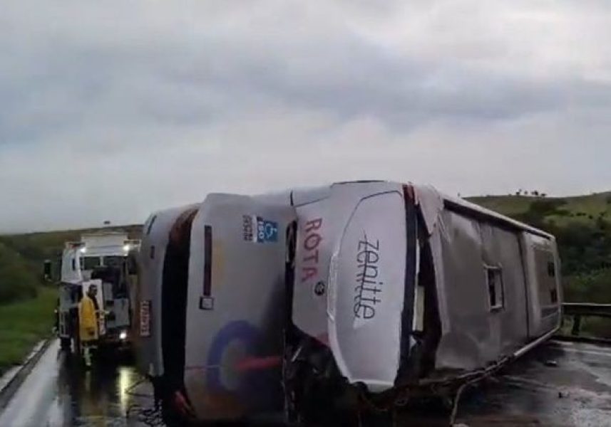 b2ap3_large_onibus-tomba-na-br-116