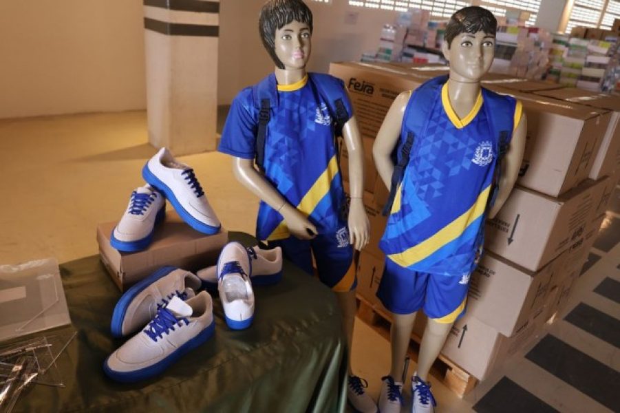 b2ap3_medium_Entrega-de-Fardamentos-Livros-e-Kits-Escolares-fotos-Jorge-Magalhaes-65 b2ap3_medium_Entrega-de-Fardamentos-Livros-e-Kits-Escolares-fotos-Jorge-Magalhaes-65