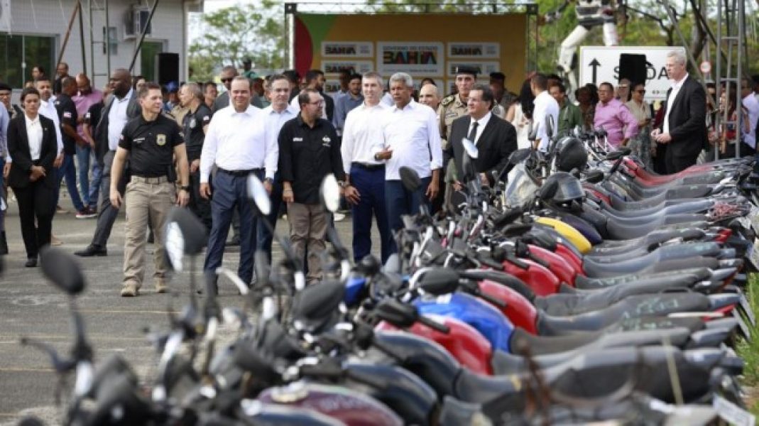 b2ap3_medium_Entrega-veculos-recuperados.-Foto-Feijo-AlmeidaGOVBA-2_0