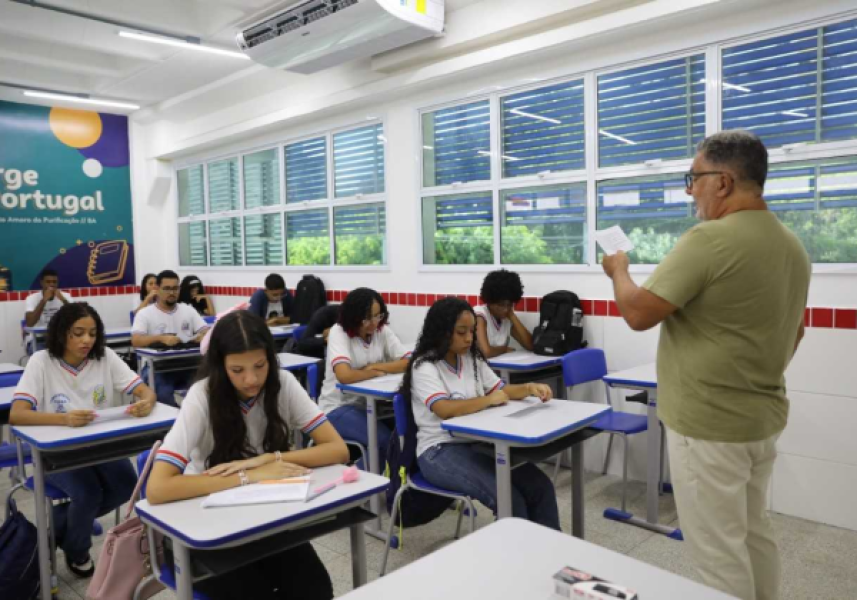 b2ap3_medium_professor-ensinando-sala-de-aula-escola-alunos-estudando b2ap3_medium_professor-ensinando-sala-de-aula-escola-alunos-estudando