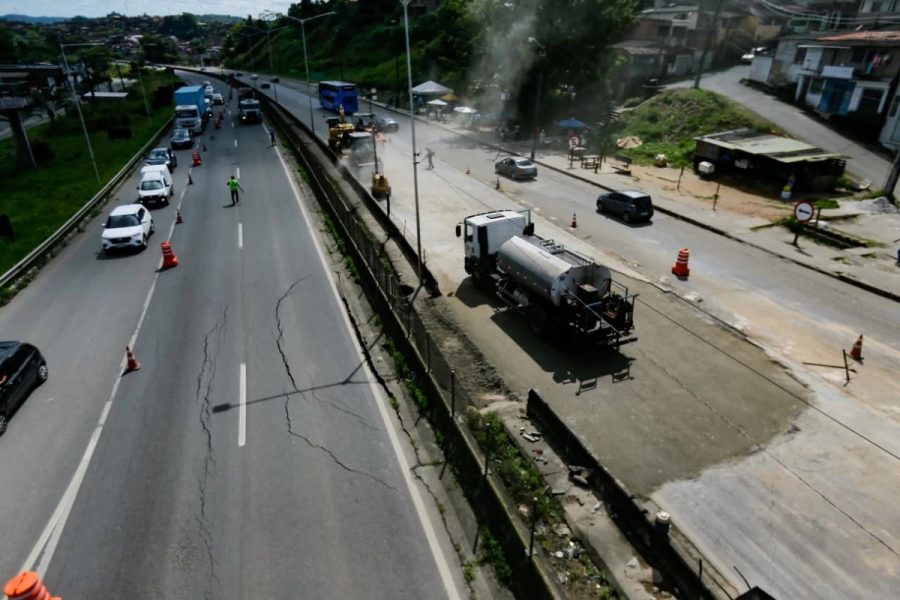 br-324-tem-fila-de-7-km-apos-afundamento-da-pista-em-simoes-filho-veja-situacao-3332724-article br-324-tem-fila-de-7-km-apos-afundamento-da-pista-em-simoes-filho-veja-situacao-3332724-article