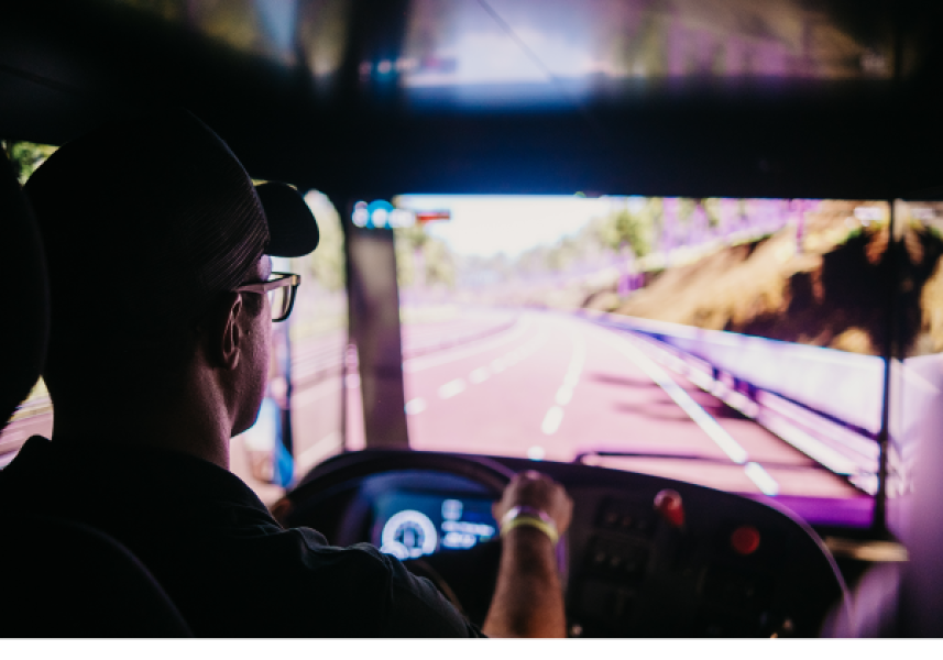 caminhoneiro-motorista-dirigindo-caminhao-na-estrada-rodovia-transito