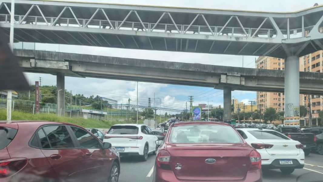 engavetamento-com-varios-carros-trava-avenida-paralela-em-salvador-nesta-sexta-feira_widelg