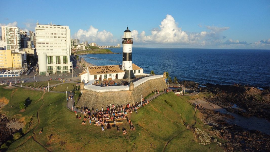 farol-da-barra-com-o-edificio-oceania-ao-fundo