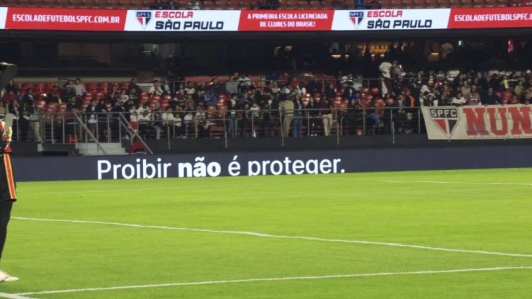 jogos-da-serie-a-exibem-frases-de-protesto-contra-0140507000202610081344-ScaleDownProportional