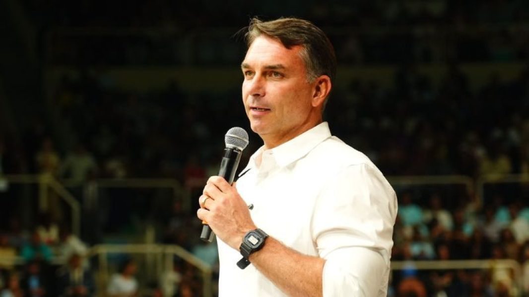 justica-barra-entrega-de-titulo-de-cidadao-de-salvador-a-flavio-bolsonaro-e-preve-multa-de-r-500-mil_widelg