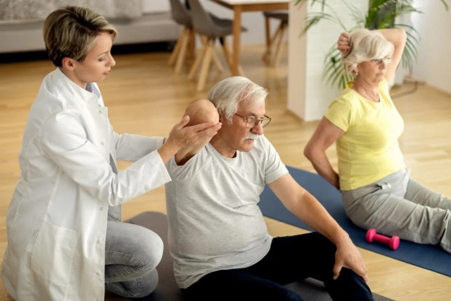 physical-therapist-assisting-mature-couple-with-exercises-home-1000×667-1 physical-therapist-assisting-mature-couple-with-exercises-home-1000x667-1