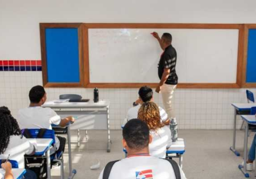 professor-ensinando-alunas-da-rede-estadual-da-bahia professor-ensinando-alunas-da-rede-estadual-da-bahia