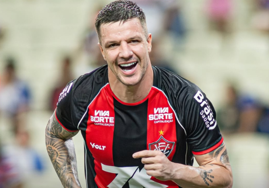 renato-kayzer-comemorando-gol-pelo-vitoria